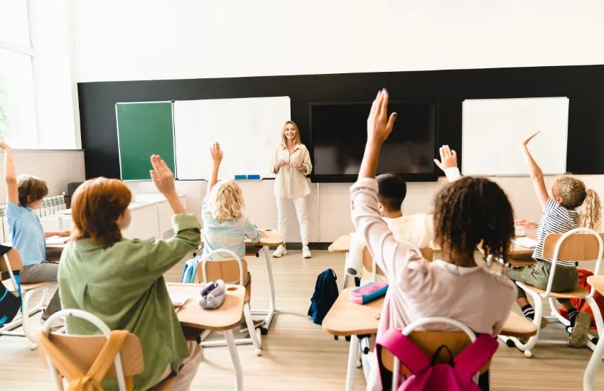 Aula con niños con un buen ambiente en aula y confort térmico