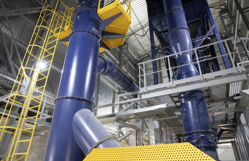 Instalación industrial de climatización evaporativa en una línea de producción, mostrando ductos y sistema de distribución de aire